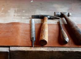 Maroquinier Definition Du Metier Outils De Menuiserie Outils Bricolage Marteaux