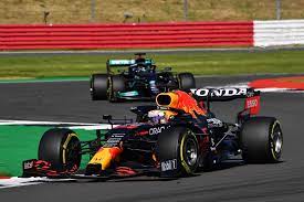 Verstappen arrives at turn 1 with a 30 km/h speed advantage thanks to opening his drs and getting a tow from hamilton. 0e Cyma17ppdim