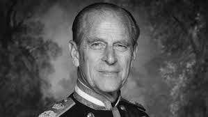 La morte del duca di edimburgo filippo, consorte della regina elisabetta ii, scomparso oggi 9 aprile all'età di 99 anni, raccoglie i sudditi di sua maestà davanti ai cancelli della residenza l'infanzia, l'incontro con elisabetta ii, le gaffe: Dehovwi3nd0k M