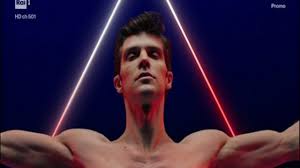 La foto che li immortala sorridenti ha subito scatenato un mare di fantasie tra i fan del ballerino (che nel 2009 fece. Roberto Bolle Danza Con Me Il Commovente Messaggio Di Virginia Raffaele Italia 24 Ore