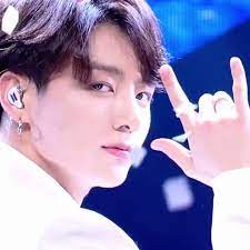  Taehyung Forehead On Twitter Jungkook S Flirting At The End Of Boy With Luv A Much Needed Compilation Jungkook Foto Jungkook Bts Jungkook