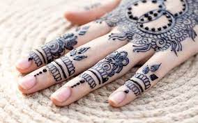 Ada banyak seni yang dihasilkan dari henna, seperti henna tangan atau inai tangan, henna pengantin, henna kaki, henna telapak tangan dan. Gambar Henna Tangan Yang Cantik Dan Cara Membuatnya