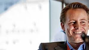 Gutta på gulvet hyller Røkke jr.