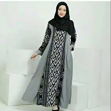 Ambil kain yang dimaksud dan tarik dengan lembut dari sisi ke sisi, dari atas ke bawah, lalu secara diagonal. Tenun Troso Model Baju Gamis Kombinasi Kain Tenun Hijabfest