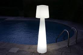 Outdoor Stehleuchte Lady Designer Stehlampe Fur Balkon Terrasse Garten Weiss Garten Stehlampe Stehlampe Lampe