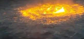 Impresionante incendio cerca de una plataforma petrolífera en aguas del golfo de méxico. 09wxfvaqqdgdgm