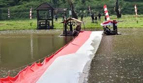 Setelah melewati pintu masuk, anda akan melintasi jalan sepanjang four km dengan pemandangan kebun teh di kanan kiri jalan. 5 Tempat Wisata Di Puncak Bogor Yang Wajib Kamu Datangi Telaga Saat Lagi Nge Hits Di Instagram Isu Bogor