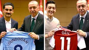 Goo.gl/g69tds why mesut özil quit the german national team: Ozil Gundogan Wer Zog Die Drahte Beim Erdogan Foto Sport Sz De