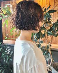 短めボブでさっぱり クール ピュアがミックスされたヘアスタイル特集 folk ヘアスタイル ボブヘア パーマ ショートボブ