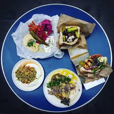 Pour Qui Les Pitamaniaques Et Adeptes Des Grillades Au Mangal Barbecue Israelien Plat Culte Un Shawarma Voyageur Au Poulet Jau Poulet Jaune Shawarma Plat