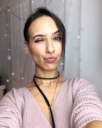 O Zaman Boyle Opucuklu Goz Kirpma Sizlere Ozledim Cuma Gununu Iple Cekiyorum Ama Bugun De Bir Degil Tam Iki Tane Vi Instagram Choker Necklace Instagram Posts