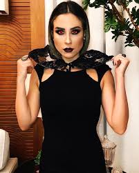 Vampir Kostum Selber Machen Halloween Diy Anleitung Maskerix De Vampir Kostum Selber Machen Kostume Selber Machen Halloween Kostum Selber Machen