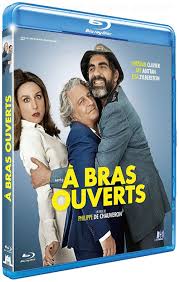 Son existence sans histoire est tourneboulée quand il apprend que son nouveau collègue est un rom. A Bras Ouverts Ou Le Dernier Choc Des Cultures De Philippe De Chauveron