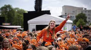 Koningsdag, eerder koninginnedag en daarvoor prinsessedag, is een feestdag. Corona Maakt Van Koningsdag Dit Jaar Woningsdag Nos