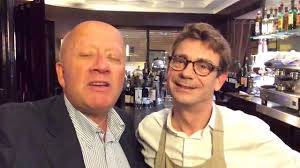 Accueil du client au restaurant. Un Bon Service Client Commence Par L Accueil Mon Bistrot Restaurant Youtube