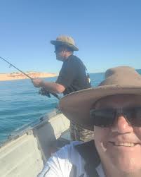 Are there golf courses and singing groups in Shark Bay?