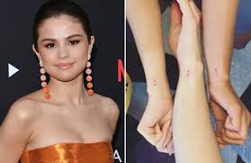 The singer shared a photo of her new ink on instagram, revealing the illustration of praying hands holding a set of rosary beads. Selena Gomez Hand Tattoo