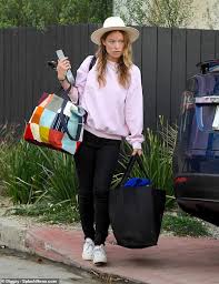 Olivia wilde defends harry styles after author candace owens harry styles. Olivia Wilde Has Her Hands Full As She Carries Bags Out Of La Home She Shared With Ex Jason Sudeikis Daily Mail Online