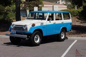 The fj55 station wagon was introduced in 1967 and is famous for its two tone paint schemes and unusual front end styling. Toyota Land Cruiser Fj55 1978