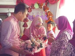 Sang anak dipaksa untuk menonton vcd porno dan melayani nafsu bejat ayahnya jelang siang. Kg Piandang Lama Dan Majlis Naik Buai