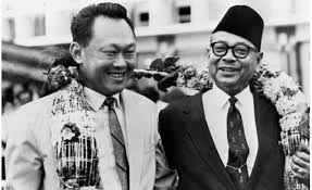Brunei awalnya dimasukkan tunku abdul rahman sebagai bagian dari rancangan federasi malaysia, tapi brunei mundur karena beberapa alasan. Sejarah Di Sebalik Perpisahan Singapura Daripada Malaysia Iluminasi