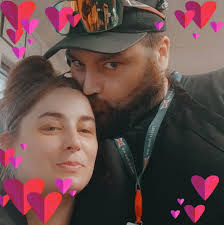 He can be with you & want her, wont leave you alone but won't cut her off‼️