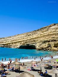 Matala ist zwar nur ein winziges dorf mit weniger als 100 ständigen bewohnern und doch weltberühmt. Kreta Hippie Dorf Matala Felsen Wohnhohlen Waseigenes Com Griechenlandreisen Kreta Strande Kreta Urlaub