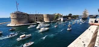 Meningite, muore 15enne romano all'umberto i: L Amerigo Vespucci Conclude La Campagna D Istruzione 2020 Attraversando Il Ponte Girevole Di Taranto