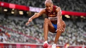 Yulimar rojas se estableció como la mejor de su país en saltos en el campeonato de venezuela de 2015, con el establecimiento del registro nacional de 6,57 m (21 pies) y 61/2 de 14.17 m (46 pies) de 53/4 para ganar los eventos de longitud y triple salto. Zltyypae8bbwxm