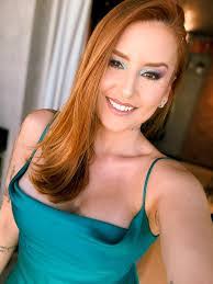 Karen Alberti's Instagram, Twitter & Facebook