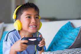 La american academy of pediatrics recomienda que en los menores de 18 los videojuegos para jugar en familia también son una buena opción para pasar un rato divertido en familia. Los 5 Mejores Videojuegos Para Jugar Con Ninos Para Pc Chiquipedia