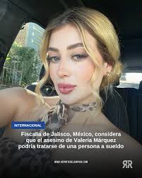 Arepas con salchicha en salsa rosada 🇻🇪 Ingredientes: -salchichas cocidas  (franks) -salsa rosada con ketchup y mayonesa (ketchup and mayonnaise) -2  1/2 tazas de agua tibia (warm water) -2 tazas de harina