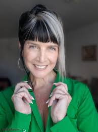 מגיל אפס רציתי להיות שחקנית. זה לא צלח בגלל תלאות החיים וכו'. בגיל 50 עשיתי  שינוי קיצוני והפכתי ממזכירה מתוסכלת ל... סטנדאפיסטית 😊 ועם הזמן גם התחלתי  להתפרנס מזה. היום בת 57