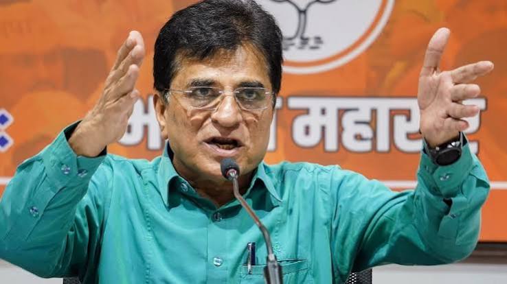 मुंबई में एयरपोर्ट के पास बनी मस्जिद को लेकर बवाल! किरीट सोमैया ने धर्मस्थल के गेट पर दिया धरना, जानें पूरा मामला - India TV Hindi