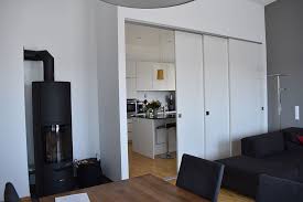 Raumtrenner wohnzimmer , raumtrenner ideen für ihre einzimmerwohnung, baumstamm deko wohnung, raumtrenner ideen, die sowohl praktisch sind als auch toll, inspiration: Raumteiler Zwischen Kuche Und Wohnzimmer