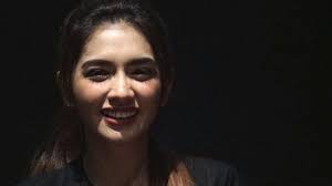 Angel Karamoy Ngos-ngosan, Ngapain?