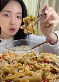 邊荷律吃吃吃| TikTok