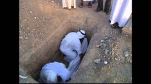 لأن في ذلك اشتياق والشوق للميت هو الدعاء له وعمل الخير عنه، وأما من يرى بأن أبيه أو أمه هم من يقبلون قدمه فهو عدم رضاهم عنه وتقصيره في حقهم وهو شخص جاحد الصفات قاسي ومتعصب تفسير حلم تقبيل الميت للحي أو قبلة الحي للميت في المنام لابن سيرين. Ø§Ø¹Ø·Ø§Ø¡ Ø§Ù„Ù…ÙŠØª Ù„Ù„Ø­ÙŠ ÙˆØ±Ø¯Ø© ÙÙŠ Ø§Ù„Ù…Ù†Ø§Ù…