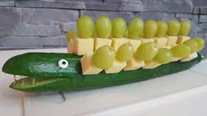 Ich zeige euch ein paar rezepte für gesunde snacks zum mitnehmen und picknick ideen für den sommer, wie avocado aufstrich oder und vegane waffeln. Party Krokodil Gurkenkrokodil Party Snacks Zum Selber Machen Youtube