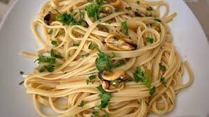 320 grammi di spaghetti (magari di gragnano, trafilati in bronzo, che tengono meglio il condimento), una decina di pomodorini ciliegino, 1 kg di vongole, 500 grammi di cozze, 2 spicchi d'aglio, olio extravergine. Spaghetti Con Le Cozze Ricetta In Bianco O Con I Pomodorini Leccenews24