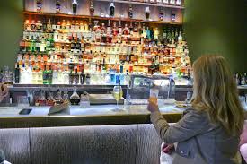 Point Rouge Bar A Cocktails Chic Et Decontracte Assiettes Gourmandes