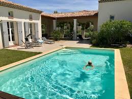 Villa De Standing Climatisee Piscine Chauffee Ecrin De Verdure Golfs En Prov Mallemort En 2020 Piscine Chauffee Piscine Piscine Et Jardin