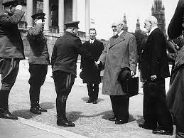 Nach 1945 wurde österreich wieder als staat geschaffen (zweite republik), war aber zunächst in 4 besatzungszonen aufgeteilt und erlangte erst 1955 seine volle staatliche souveränität. Osterreich Nach 1945 Wiederherstellung Der Republik Demokratiewebstatt At