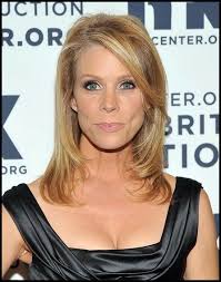 Mittlere Gerade Frisuren Mit Side Bangs Cheryl Hines Hair Popular Frisuren Gerade Frisuren Frisur Pony Seitlich Glatte Haare