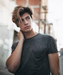 The undercut is a hairstyle that was fashionable from the 1910s to the 1940s, predominantly among men, and saw a steadily growing revival in the 1980s before becoming fully fashionable again in the 2010s. Melodylan 2 Retrouvailles Pria Berambut Keriting Pria Rambut Panjang Gaya Potongan Rambut Pria