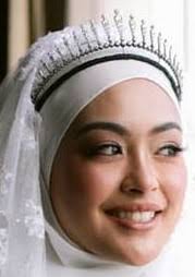 Tuanku bahiyah nació el 16 de mayo de 1911 en seri menanti. Tiara Mania Queen Kurshiah Of Negeri Sembilan S Fringe Tiara