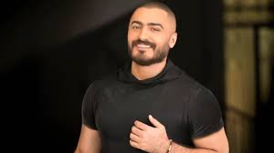حسام حسني اخو تامر قد يكون أشقاء الفنانين نسخة منهم، أو يكون هناك فارق في الشكل لدرجة أن الجمهور لا يمكن أن يتخيل وجود صلة قرابة بينهم، والشقيق الأكبر للفنان المصري تامر حسني يختلف اختلافًا كبيرًا عنه، فعندما تراه لن تجد شبه بينهما، رغم قوة علاقتهما. ØªØ§Ù…Ø± Ø­Ø³Ù†ÙŠ Ø¹Ù† ÙÙŠÙ„Ù…Ù‡ Ø§Ù„Ø¬Ø¯ÙŠØ¯ Ù…Ø´ Ø£Ù†Ø§ Ø£Ù‡Ù… Ø£ÙÙ„Ø§Ù… Ø­ÙŠØ§ØªÙŠ Ø³ÙŠÙ†Ù…Ø§ Ø¨ØªØ´ÙˆÙ