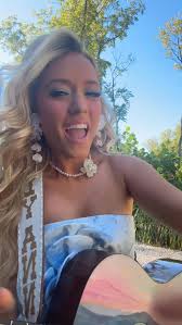 Can't wait to meet y'all!!!! I'm hosting a CMA Meet & Greet at #CMAfest  presented by SoFi in Fan Fair X