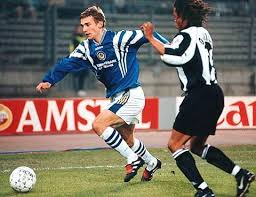 Andriy shevchenko was born on september 29, 1976 in dvorkovshchina, yahotyn raion, kiev oblast, ukrainian ssr. 90s Football Auf Twitter A Young Andriy Shevchenko Vs Edgar Davids 1998