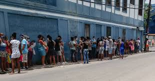 Prensa oficialista cubana reproduce noticia de largas colas en Italia para  recibir comida